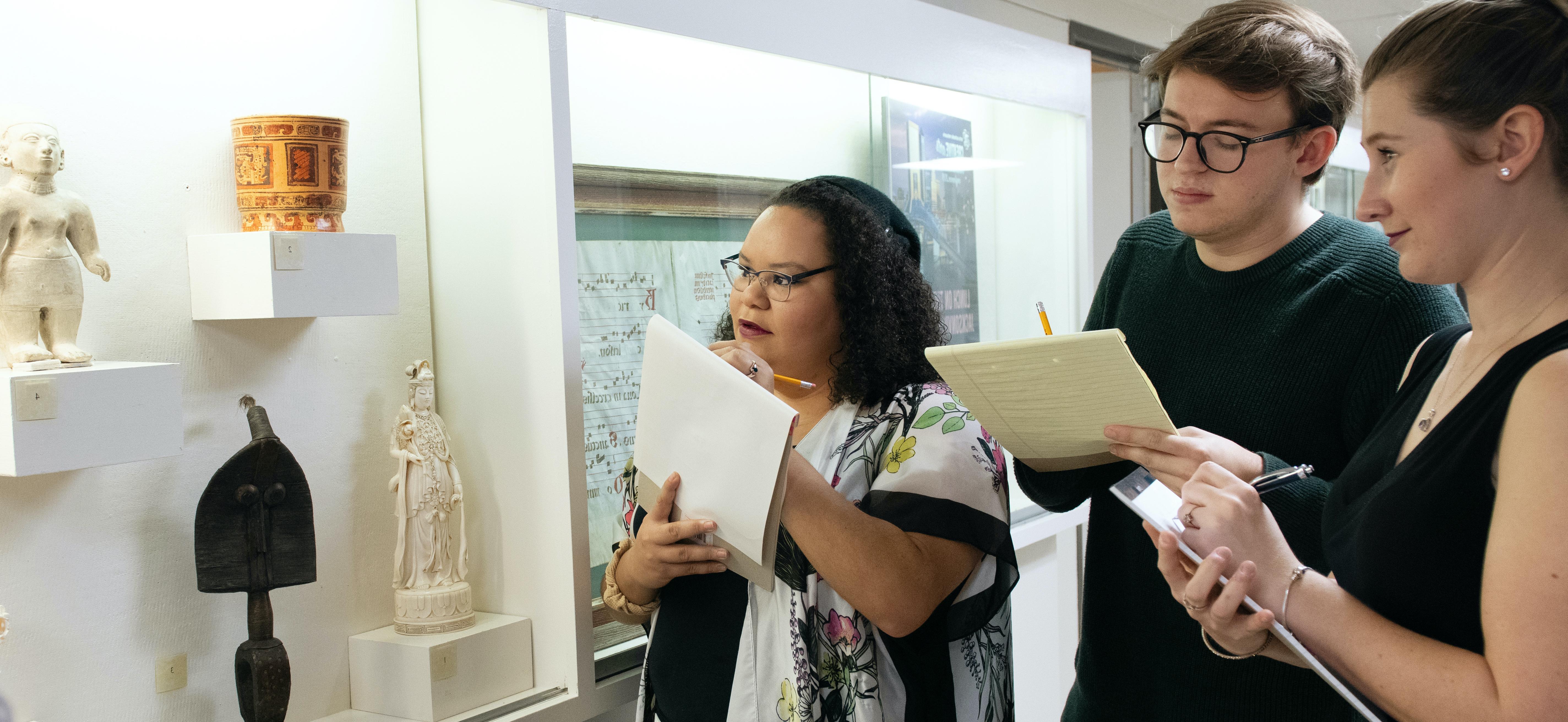 Art history students examining non-western objects from the University’s 永久收藏.